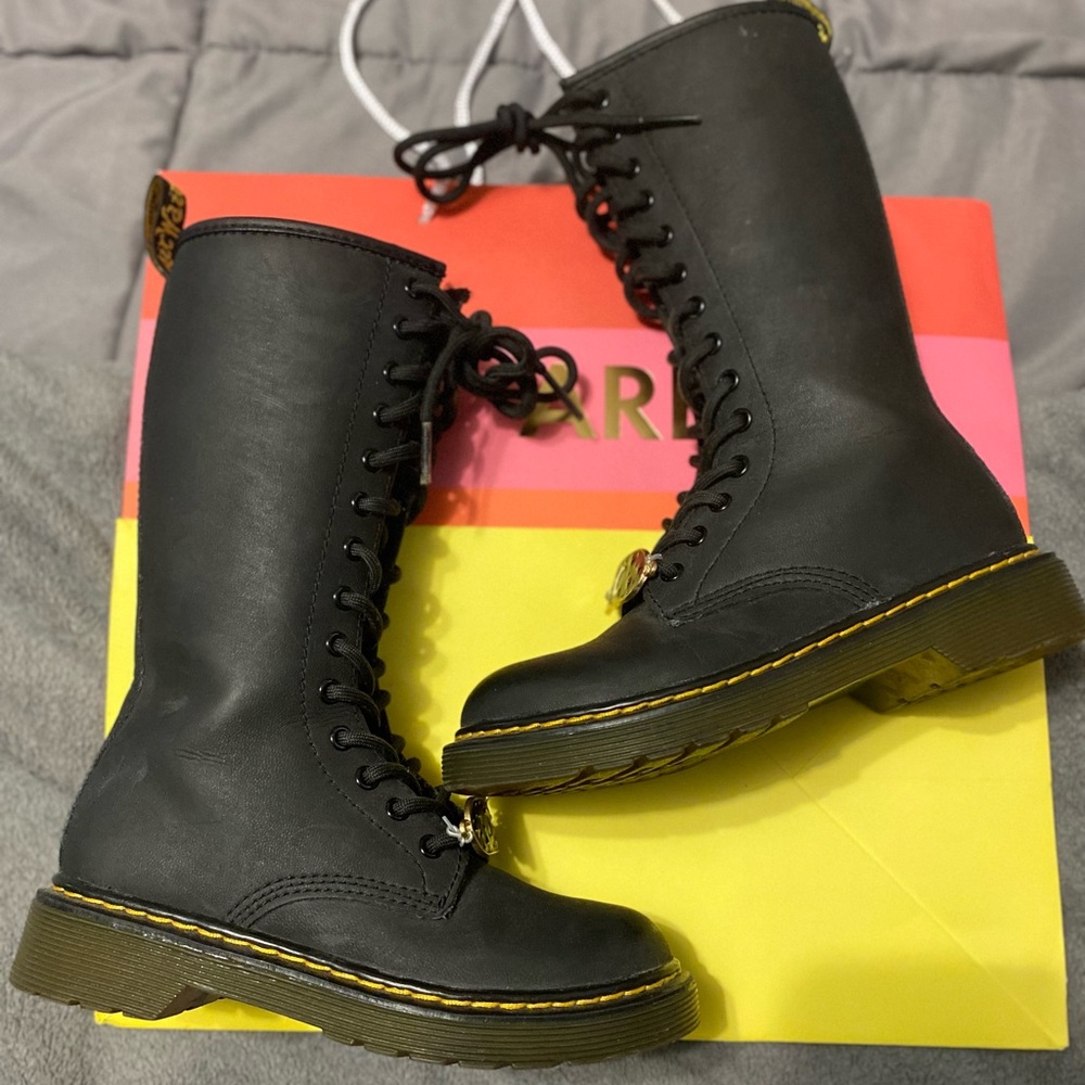 Dr. Martens Air Cushion Sole Kids US size 12
Very Rare 14 hole High Top boot